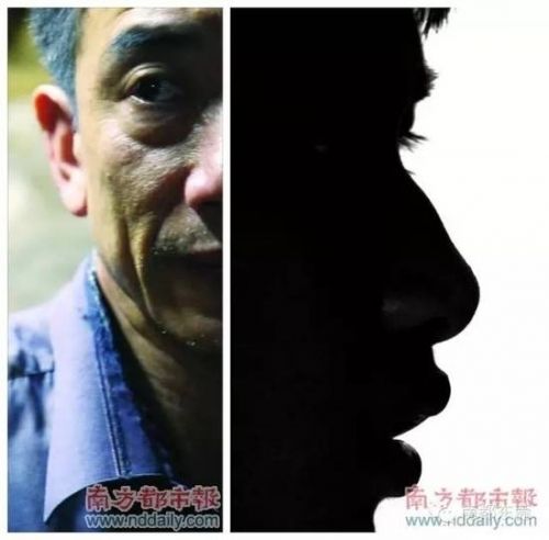 穿着保安制服的梁华以及他的女儿