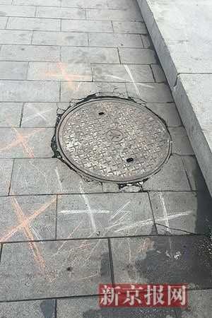 出事井盖。新京报见习记者王佳慧 摄