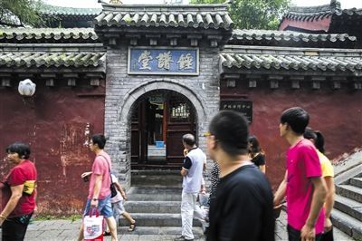 7月31日，河南登封，少林寺禅旅中心络绎不绝的旅客。图/CFP
