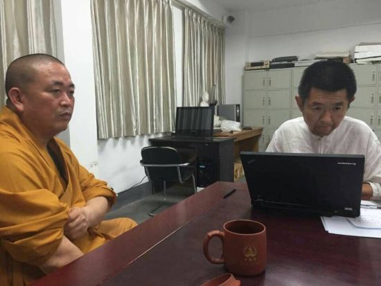 钱大梁和释永信8月2日摄于少林寺藏经阁