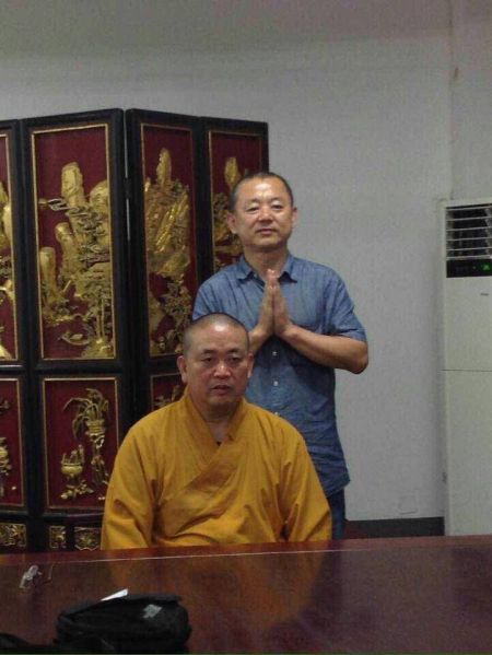 河南财经政法大学教授史璞与释永信8月2日拍摄于少林寺方丈室