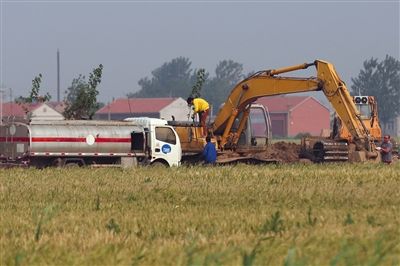 5月26日，河北沧州104国道附近，一流动油罐车到工地给作业的挖掘机加油。