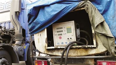  5月28日，沧州104国道附近，“大业运输”黑加油站门前，被改造成加油车的小货车停在门前。货车车厢里装有油罐和加油计价器。