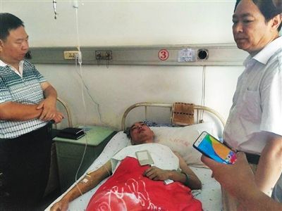 督查组成员到医院看望胡凯。