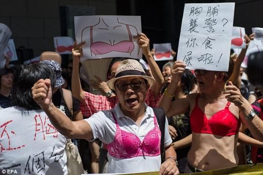 香港女子被指胸部袭警入狱 民众外穿胸罩抗议。来源：环球网