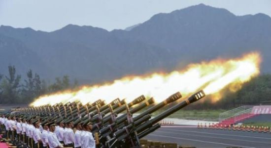  8月1日，武警官兵正在演练礼炮齐射，为日益临近的纪念中国人民抗日战争暨法西斯战争胜利70周年阅兵式做准备。（路透社）