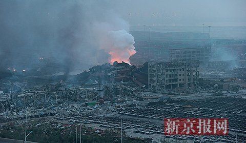 300米高空航拍爆炸现场。新京报记者 陈杰 摄