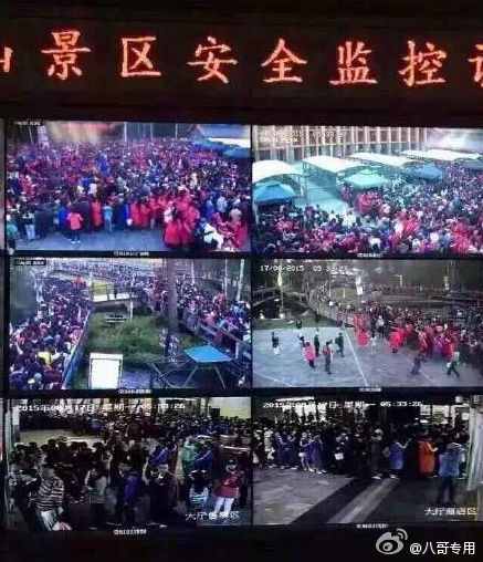 粉丝为赴《盗墓笔记》十年之约挤爆长白山。图片来自微博