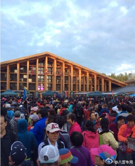 粉丝为赴《盗墓笔记》十年之约挤爆长白山。图片来自微博