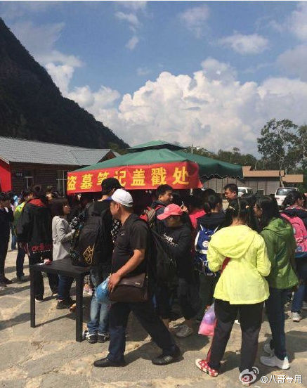 粉丝为赴《盗墓笔记》十年之约挤爆长白山。图片来自微博