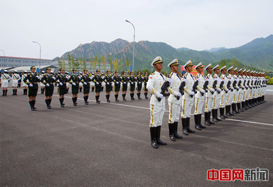 2015年8月14日，北京市某阅兵训练基地，正在为抗战胜利70周年阅兵进行训练的三军仪仗队官兵。中国网记者 吴闻达 摄