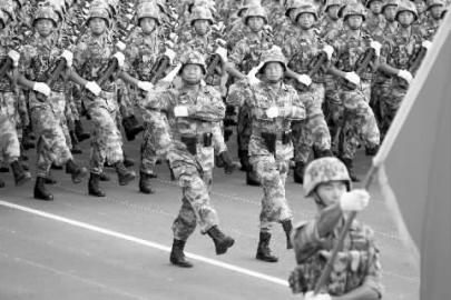 “刘老庄连”英模部队方队的将军领队夏俊友少将（中左）、刘卫星少将（中右）同方队士兵一起训练（7月23日摄） 