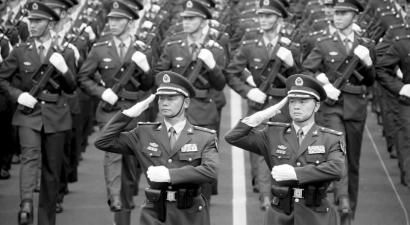 受阅的“华南游击队”英模部队方队将军领队陈相文（前左）、祝运璇（前右）同方队士兵一起训练（7月22日摄） 本组图片 新华社发 