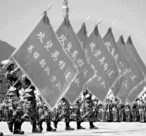 受阅的“攻坚英雄连”英模部队方队护旗手在训练（7月23日摄） 