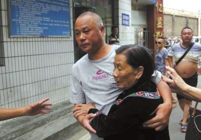 被判无罪后，杨明与家人团聚。