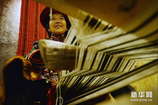 7月30日，在裕固族非物质文化遗产保护传承中心织褐子传习所内，传承人安玉展示织褐子。 