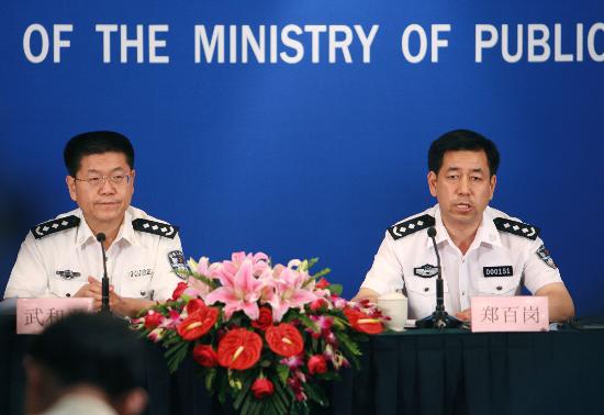 9万件        6月19日,公安部警务督察局副局长郑百岗(右)在回答记者