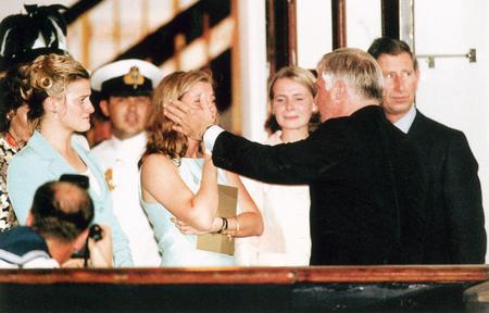 图文:彭定康的三名女儿则哭成泪人_新闻中心_新浪网