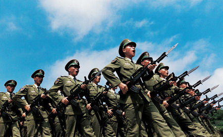 图文步兵持枪正步