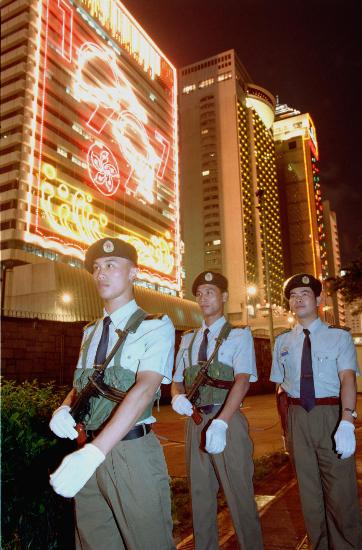 图文驻香港部队添马舰军营的士兵在巡逻