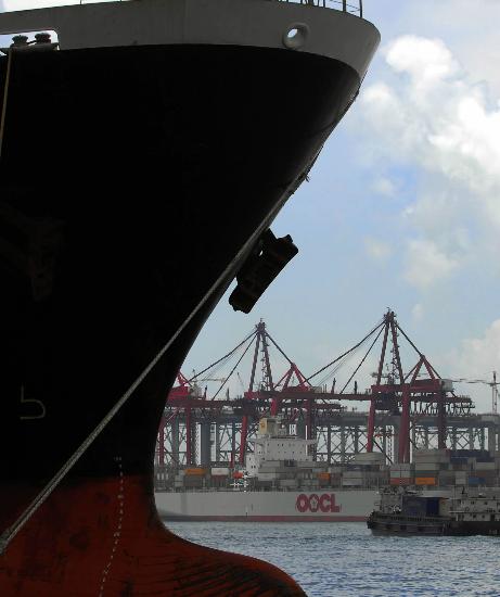 图文:香港葵涌货柜码头的繁忙景象