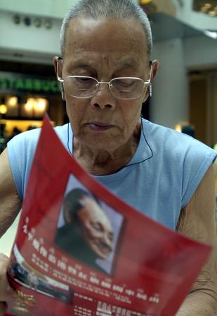 图文香港老人在展出现场阅读有关介绍