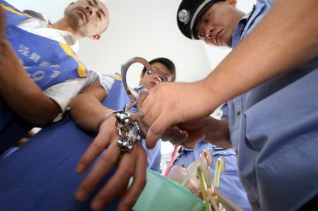 安徽泾县出警195人押解迁移88名在押人员