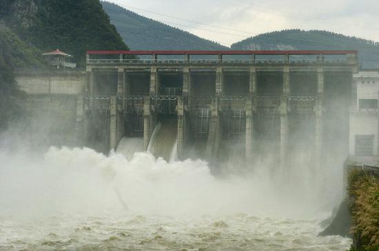图文:湖南张家界鱼潭水电站大坝开闸泄洪