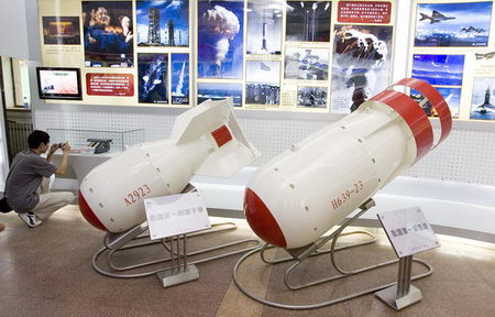 参观者在我国第一颗原子弹和氢弹旁拍照.