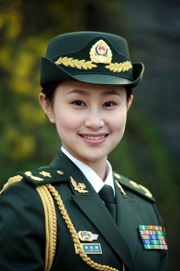 陆续换着以深橄榄绿为主色调的武警07式服装