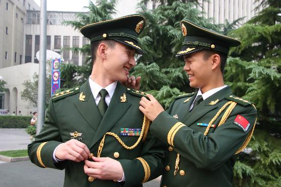 陆续换着以深橄榄绿为主色调的武警07式服装