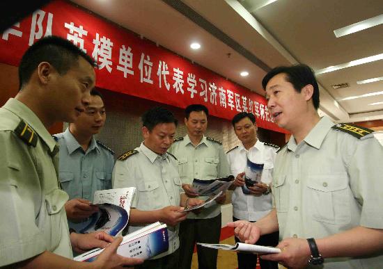 国内新闻 正文      7月25日,某红军师政治部主任黄晓健(右)和代表们