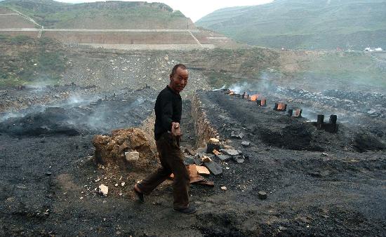 图文:〔新华聚焦〕(1)吕梁山:土炼焦死灰复燃 重污染焦化厂污染依旧