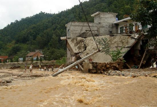 图文村民在被洪水冲毁的房屋下抢险
