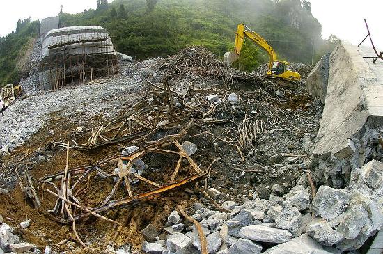 图文:堤溪大桥垮塌现场的废墟