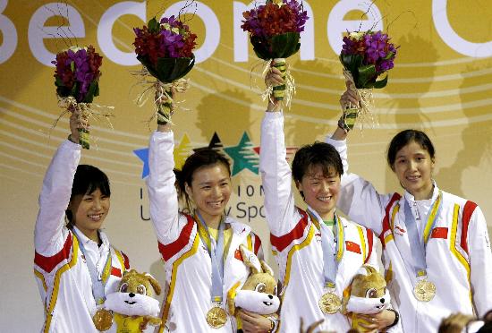 中国击剑圆满收官8月16日,中国选手陈锦燕,裘依琳,阮来弟,刘媛(自左至