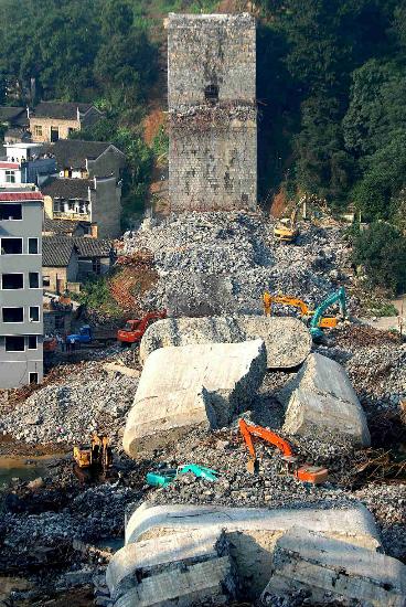图文:8月14日拍摄的凤凰堤溪大桥垮塌事故现场
