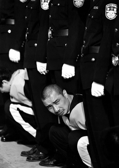 图文:警方对一批犯罪嫌疑人公开宣布逮捕决定