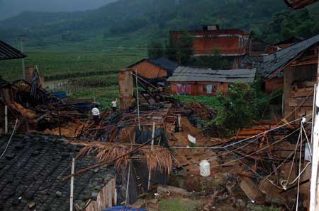 正文  本报讯   8月19日深夜11时许,受强台风"圣帕"的影响,福安市湾坞