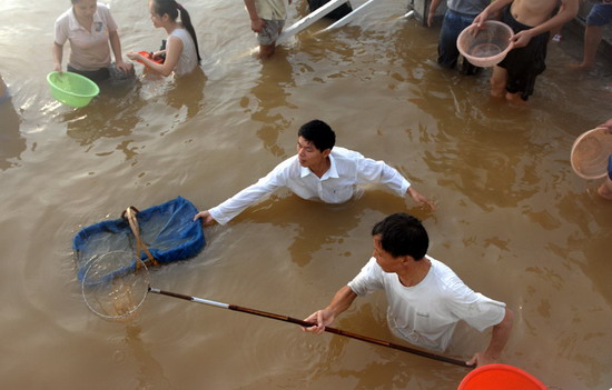 组图:长沙湘江惊现鱼群 市民纷纷捞鱼_新闻中心_新浪网