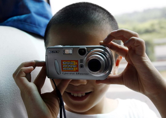 图文11岁的小盲生拿着志愿者的相机玩