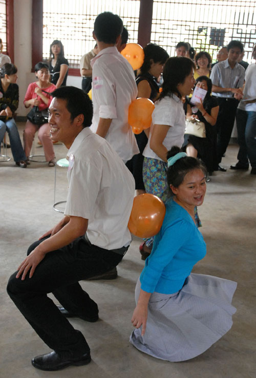 国内新闻 正文  2007年8月19日,昆明400男女相亲会举行.
