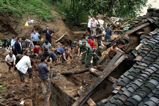 图文:陕西佛坪县城遭遇特大洪灾(4)