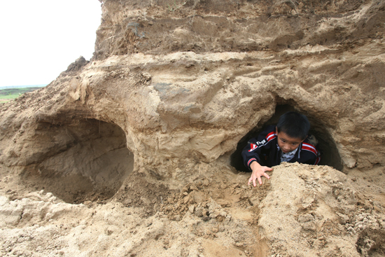 图文:小孩在渡口挖沙洞不幸被活埋