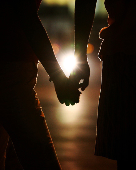 图文:情侣手牵着手在站台等待公交车