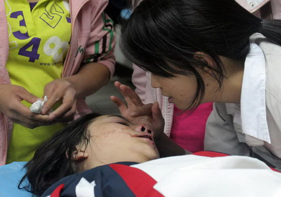 图文:昆明市第一中学校园内发生车祸