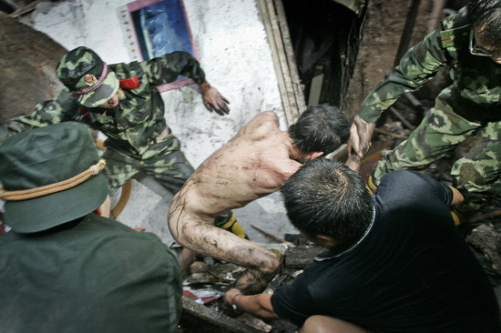 2007年7月19日,重庆市南岸区,消防战士从废墟中拉出一名赤身裸体的
