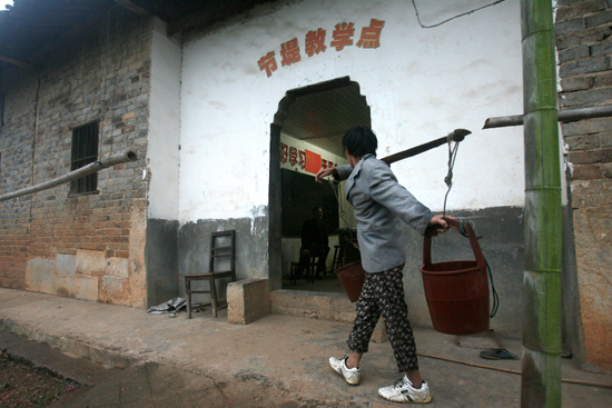 图文杨绍汉的妻子扛着扁担去挑水