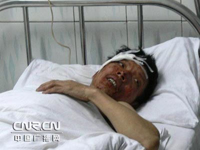 四川南广高速发生翻车事故致8人死亡(组图)