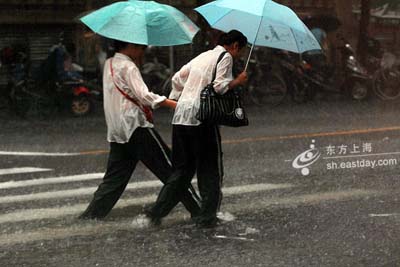 组图：学生雨中艰难前行_新闻中心_新浪网